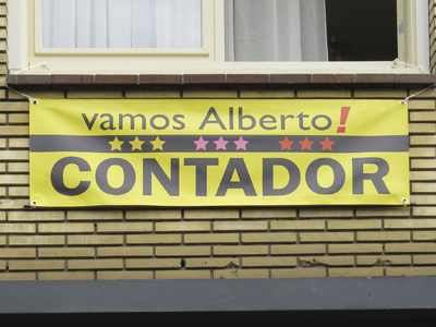 908170 Afbeelding van het spandoek 'vamos Alberto! CONTADOR' aan de gevel van het pand Oudegracht 150bis, opgehangen ...